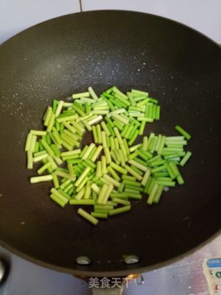 酱香蒜苔炒鸡蛋的做法步骤：3