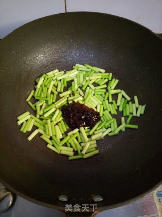 酱香蒜苔炒鸡蛋的做法步骤：4