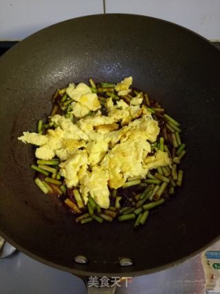 酱香蒜苔炒鸡蛋的做法步骤：6