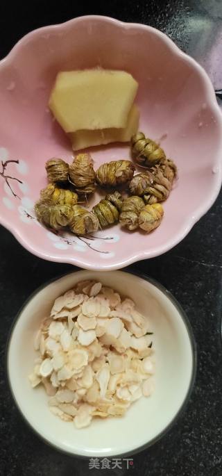 石斛花旗参排骨汤的做法步骤：2