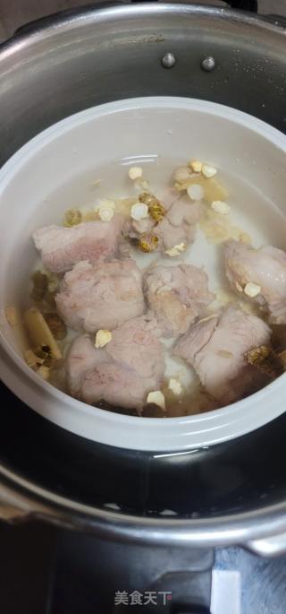 石斛花旗参排骨汤的做法步骤：6