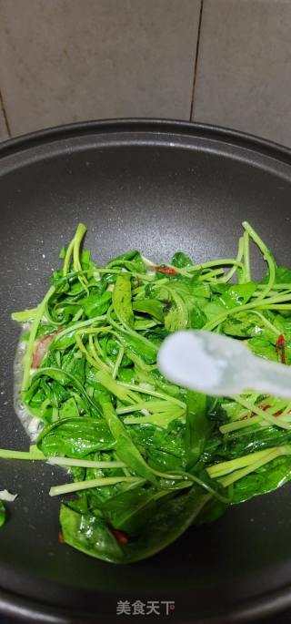 干辣椒炒空心菜叶的做法步骤：5