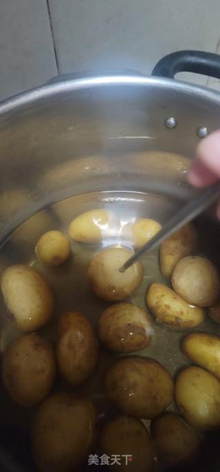 香葱炒小土豆的做法步骤：3