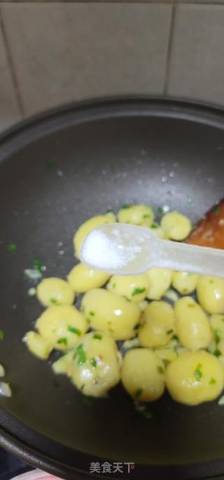 香葱炒小土豆的做法步骤：8
