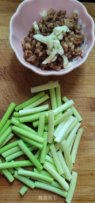 肉末蒜薹炒粉条的做法步骤：1