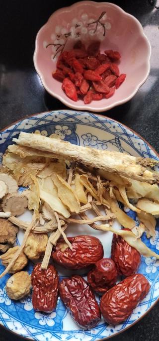 药膳浸鸡的做法步骤：2