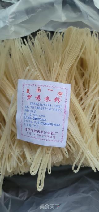 蒜薹鸡蛋酱拌米粉的做法步骤：1