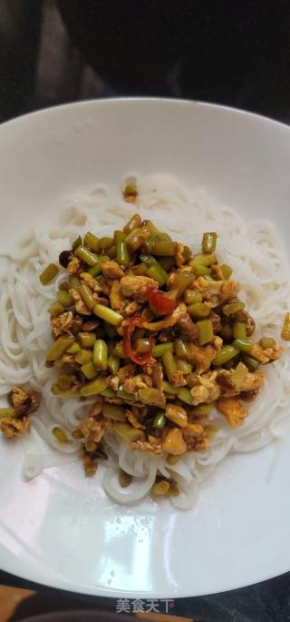 蒜薹鸡蛋酱拌米粉的做法步骤：4