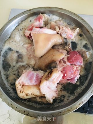 麻辣猪蹄的做法步骤：1