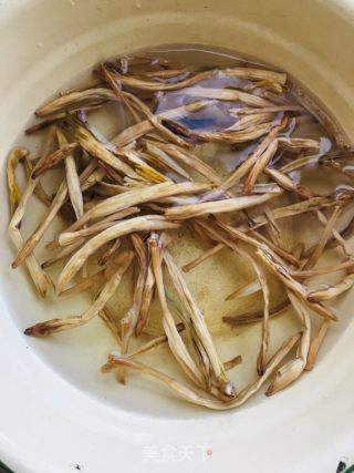 凉拌黄花菜蒜苔黄瓜的做法步骤：1