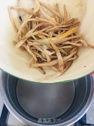 凉拌黄花菜蒜苔黄瓜的做法步骤：3