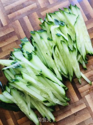 凉拌黄花菜蒜苔黄瓜的做法步骤：5