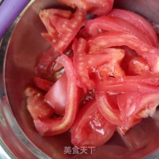 番茄茭瓜鲫鱼汤的做法步骤：2