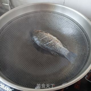 番茄茭瓜鲫鱼汤的做法步骤：6