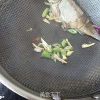 番茄茭瓜鲫鱼汤的做法步骤：8