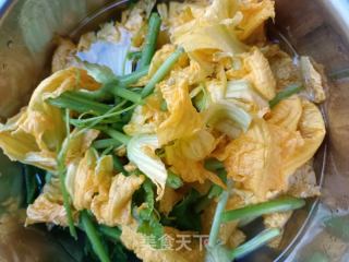 瘦肉南瓜花汤的做法步骤：1