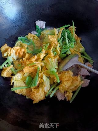 瘦肉南瓜花汤的做法步骤：3