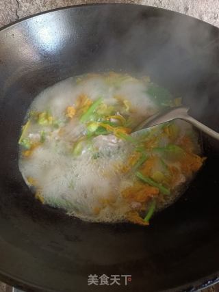 瘦肉南瓜花汤的做法步骤：4