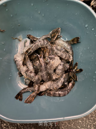 菌菇虾仁煲的做法步骤：2