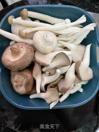 菌菇虾仁煲的做法步骤：3