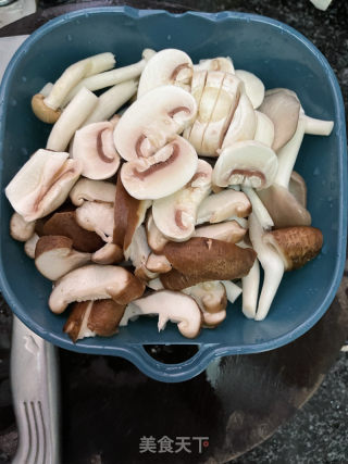 菌菇虾仁煲的做法步骤：4