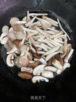 菌菇虾仁煲的做法步骤：6
