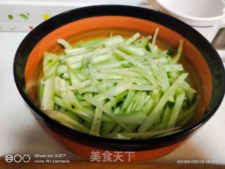 黄瓜玉米拌鸡胸肉的做法步骤：2