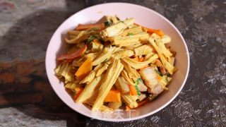 五花肉烧腐竹的做法
