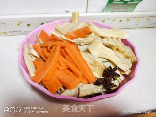 五花肉烧腐竹的做法步骤：1