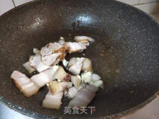 五花肉烧腐竹的做法步骤：3