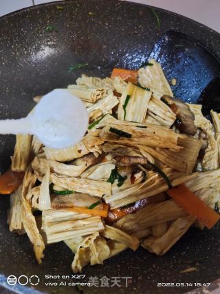 五花肉烧腐竹的做法步骤：6