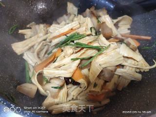 五花肉烧腐竹的做法步骤：7