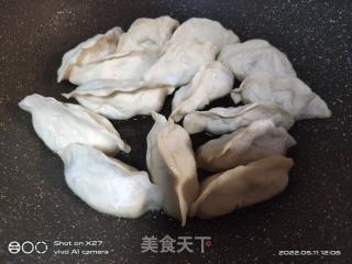 鸡胸肉木耳胡萝卜煎饺的做法步骤：4