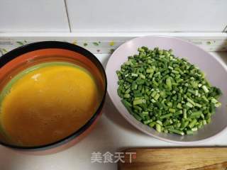 蒜薹炒鸡蛋的做法步骤：1