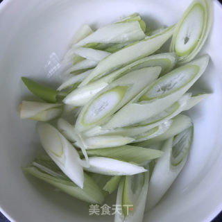 大葱青椒炒肥牛的做法步骤：2