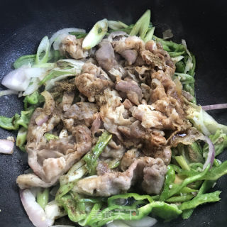 大葱青椒炒肥牛的做法步骤：8