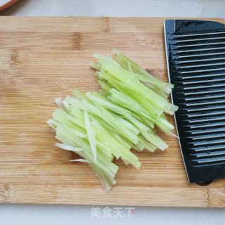 青笋炒鸡蛋的做法步骤：2