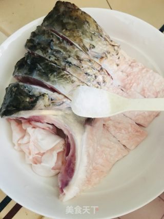 清蒸鲩鱼腩的做法步骤：2