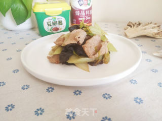 西芹木耳炒肉片的做法
