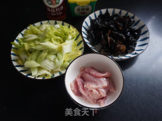 西芹木耳炒肉片的做法步骤：1