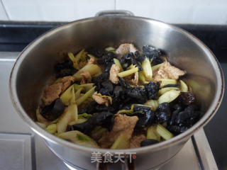 西芹木耳炒肉片的做法步骤：10