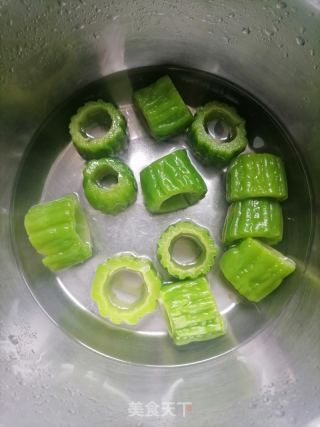 苦瓜酿肉的做法步骤：2