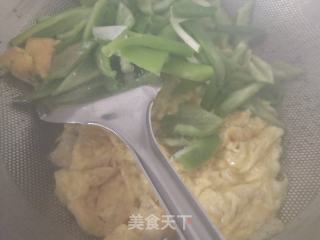 尖椒炒鸡蛋的做法步骤：3