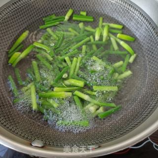 肉丝鸡蛋炒蒜苔的做法步骤：2