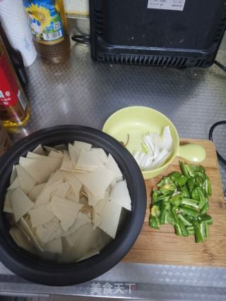 青椒炒豆腐皮的做法步骤：1