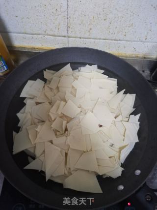 青椒炒豆腐皮的做法步骤：2