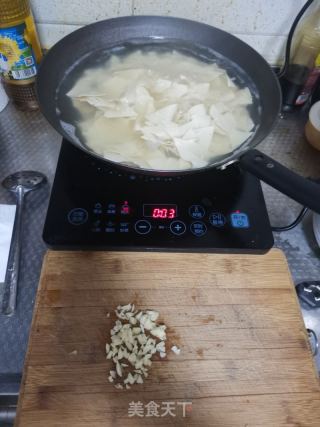 青椒炒豆腐皮的做法步骤：3