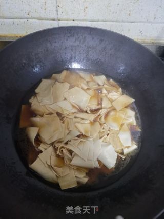 青椒炒豆腐皮的做法步骤：6