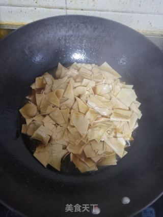 青椒炒豆腐皮的做法步骤：7