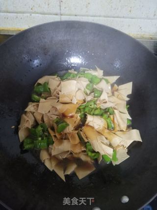 青椒炒豆腐皮的做法步骤：8